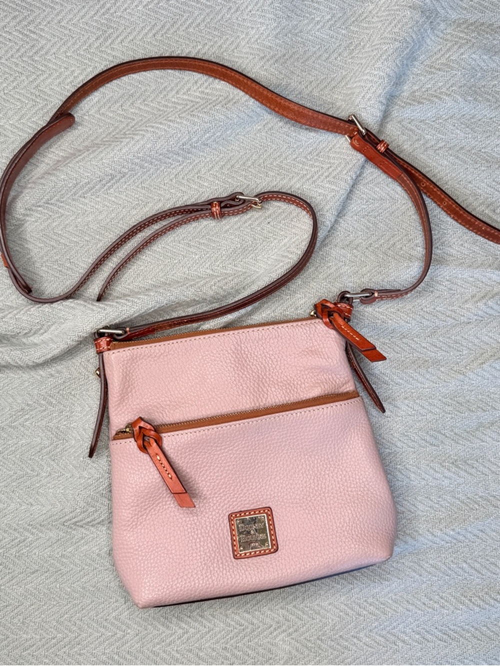 Like New! Dooney & Bourke light pink Y2K leather crossbody
